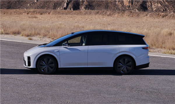 马斯克曾亲自递钥匙 李想：理想i8发布时目标是超过特斯拉建站量