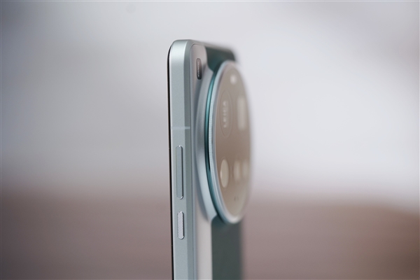 史上第一次双拼色!小米15 Ultra松柏绿图赏